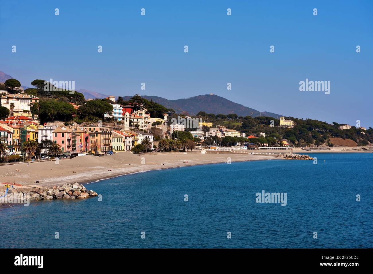panorama y playa de Celle Ligure Italia Foto de stock