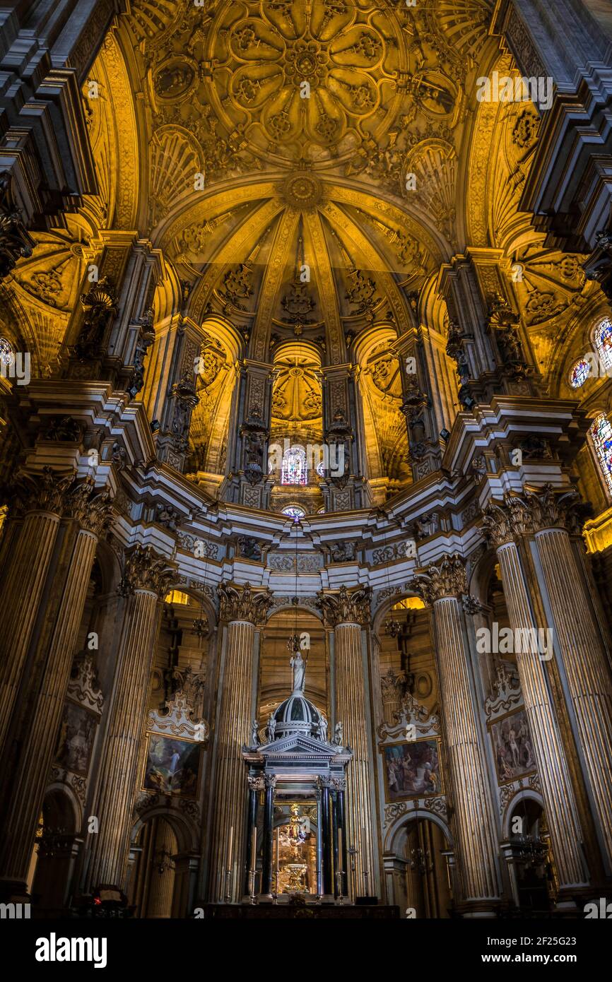 Vista interior de la Catedral de la Encarnación en Málaga. Foto de stock