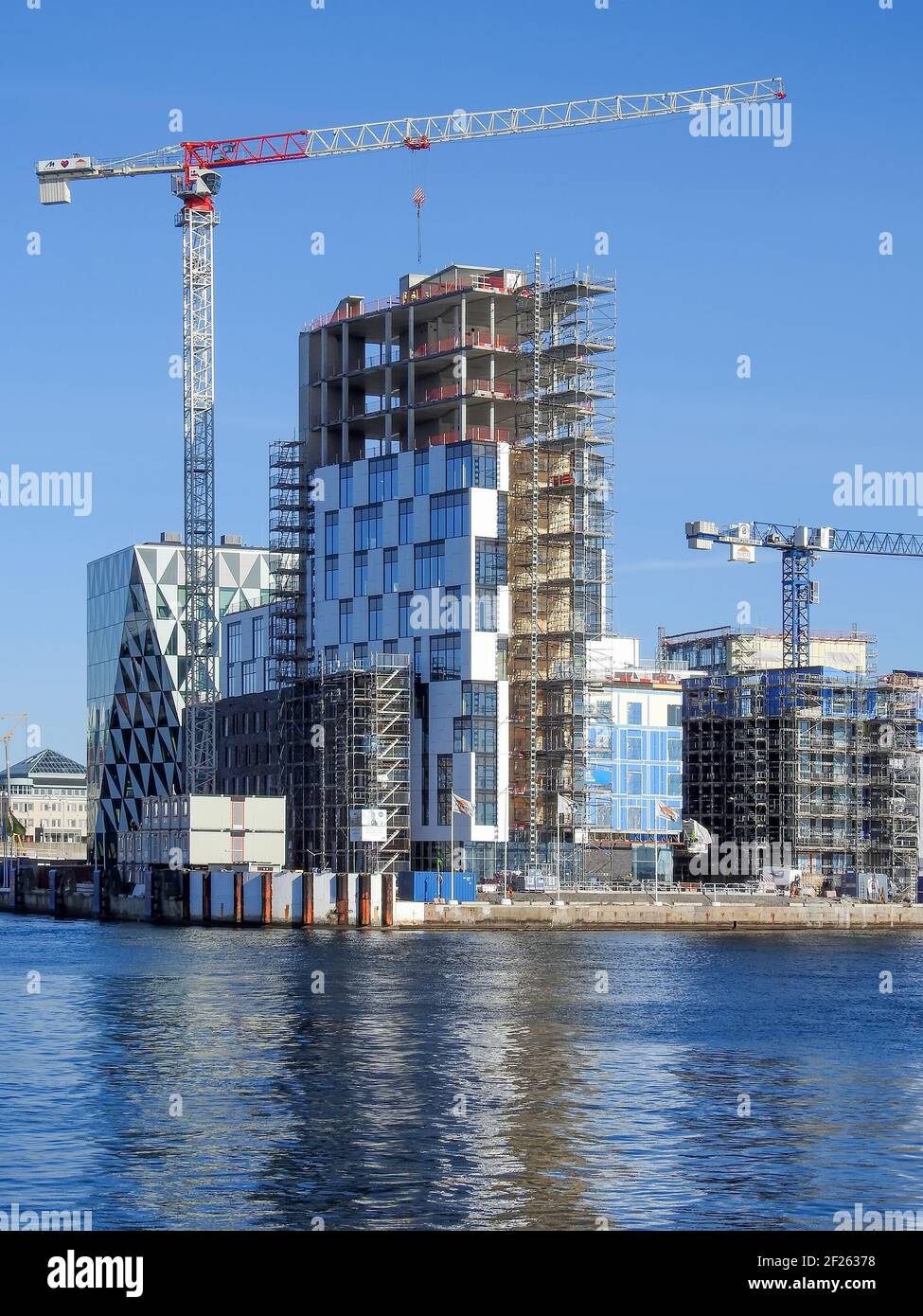 HELSINGBORG, SUECIA - 08 DE MARZO de 2021: El nuevo proyecto Oceanhamnen en construcción en Helsingborgs Docks en Suecia. Foto de stock