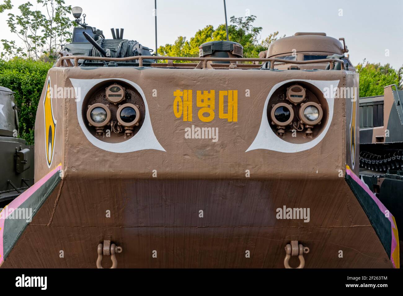 Seúl, Corea del Sur. 27th de mayo de 2017. Vehículo anfibio de asalto, vehículo de aterrizaje, rastreado, personal-7 (LVTP-7) en el Museo Memorial de Guerra de Corea. Foto de stock