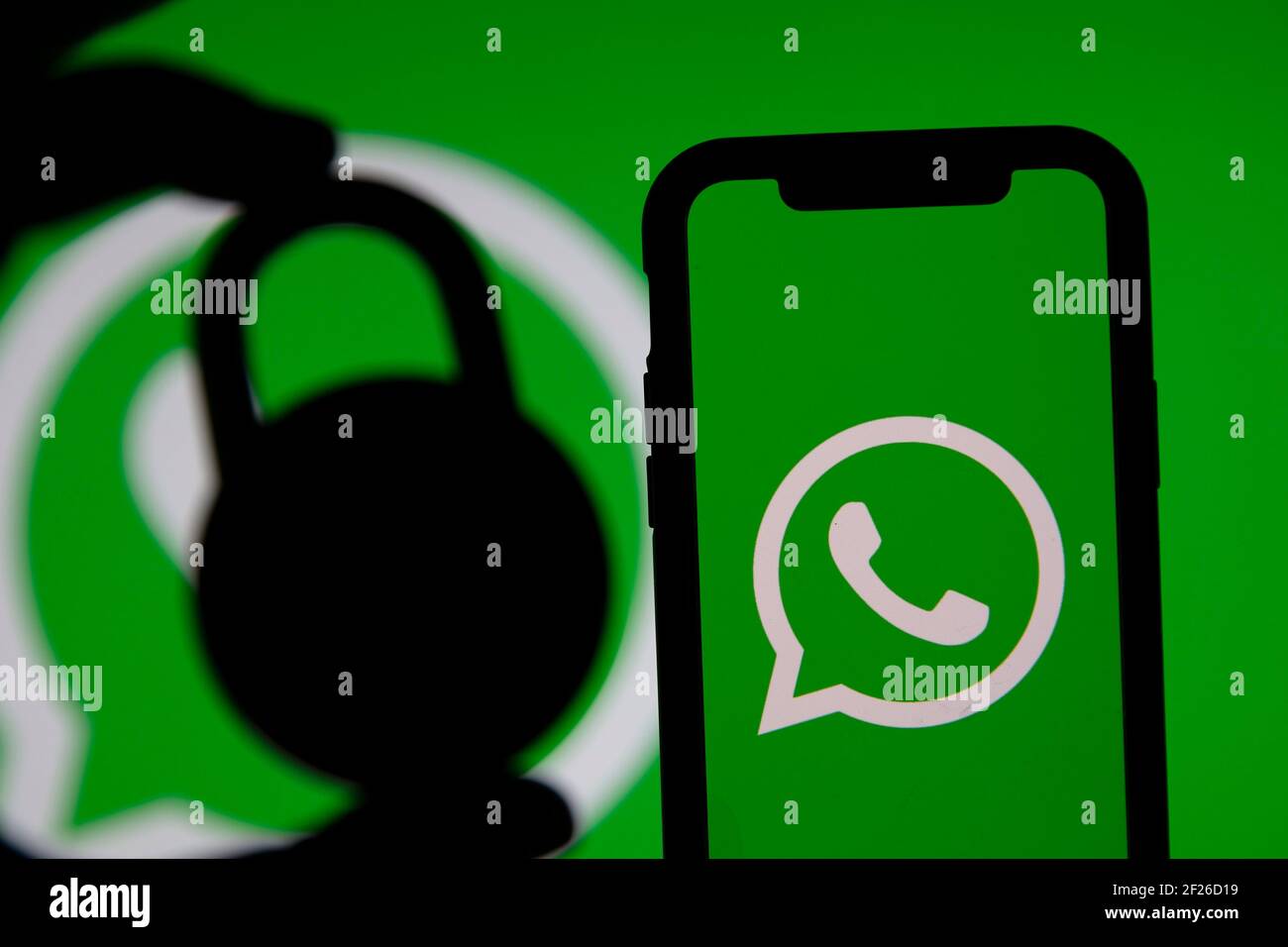 LONDRES, Reino Unido - Marzo 2021: WhatsApp online messaging service logo  con candado Fotografía de stock - Alamy