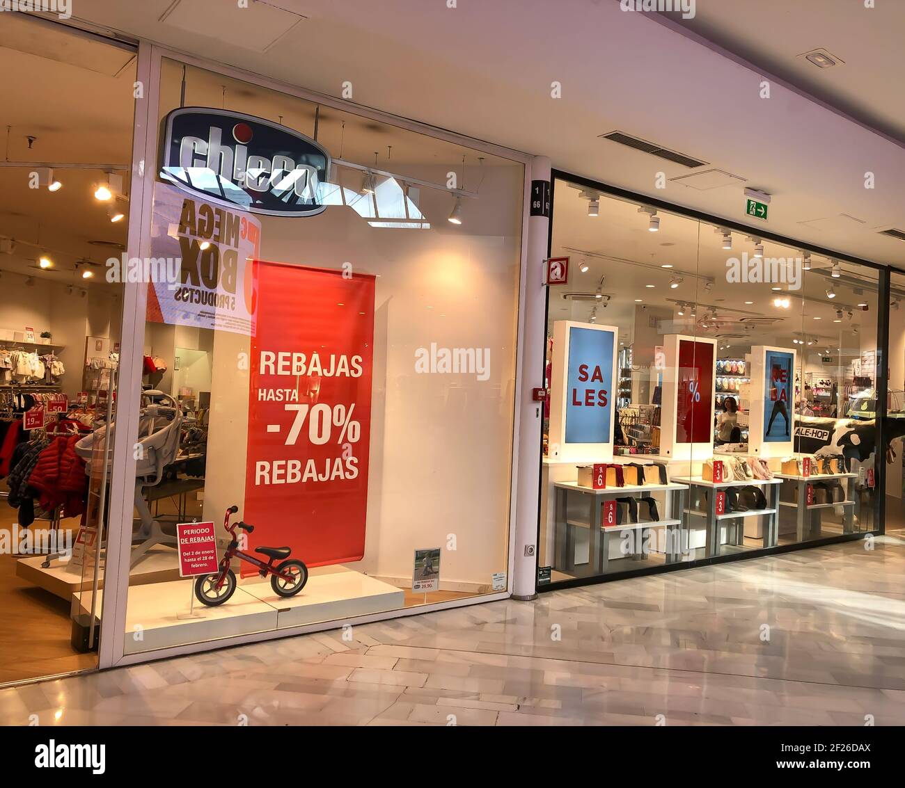 Centro de ropa fotografías e imágenes de alta resolución - Página 4 - Alamy