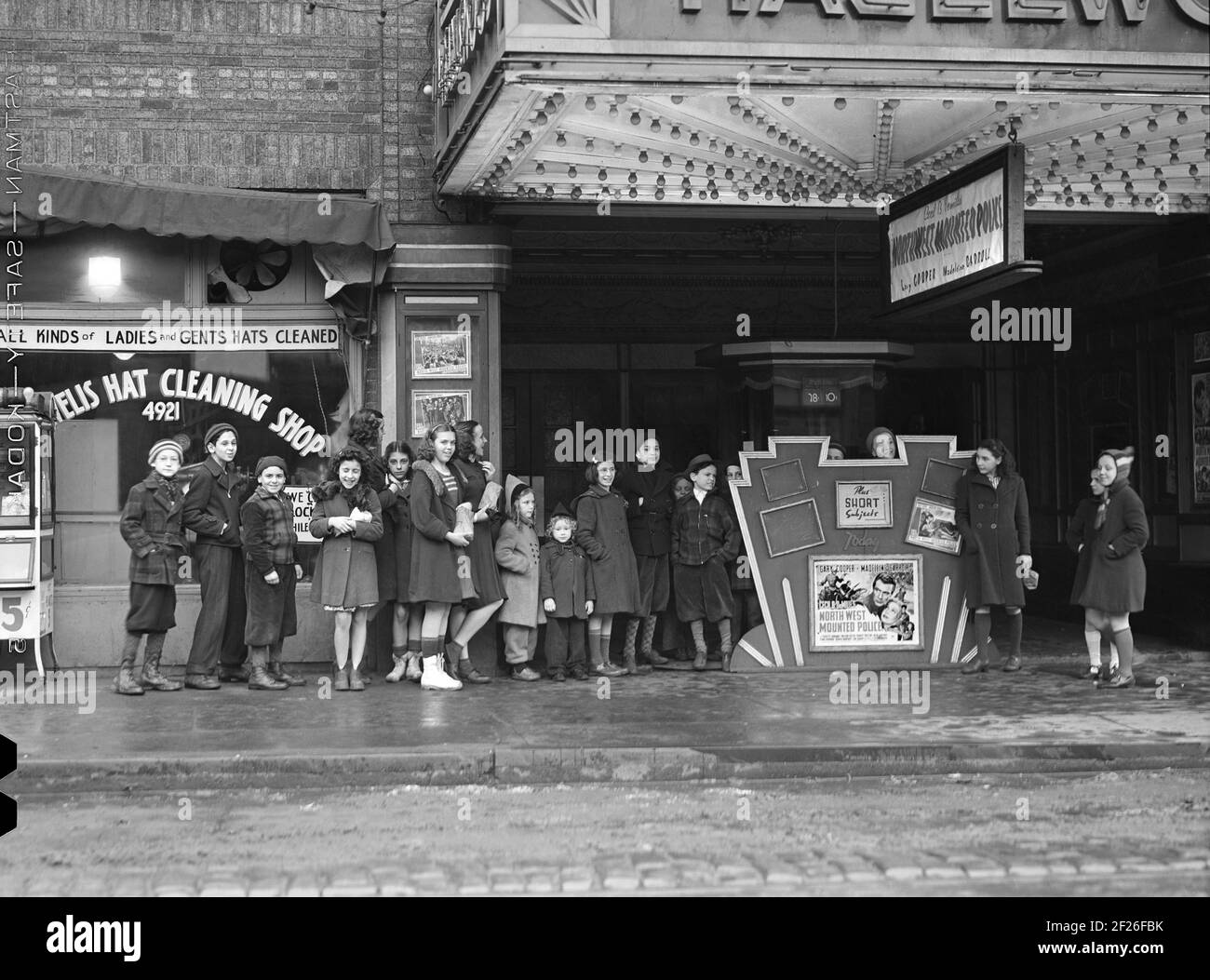 Niños en Movie House el domingo, Pittsburgh, Pennsylvania, EE.UU., Jack Delano, Administración de Seguridad Agrícola de Estados Unidos, enero de 1941 Foto de stock