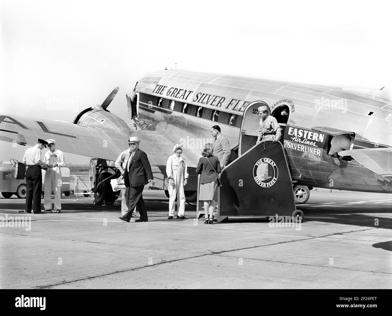 Pasajeros que desembarquen en avión, Aeropuerto Municipal, Washington, D.C., EE.UU., Jack Delano, Administración de Seguridad Agrícola de EE.UU., julio de 1941 Foto de stock