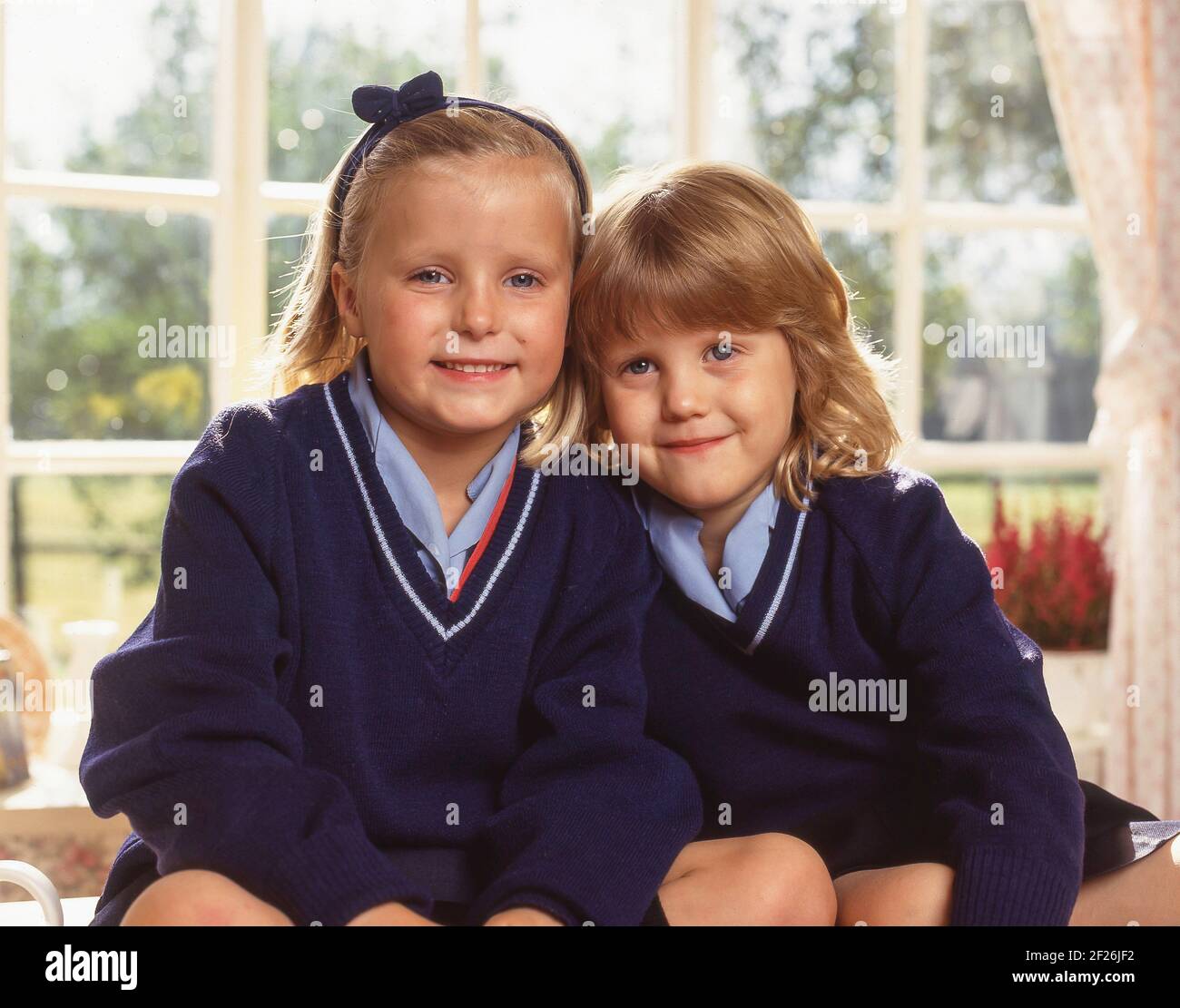 Hermanas en uniforme escolar, Winkfield, Berkshire, Inglaterra, Reino Unido Foto de stock