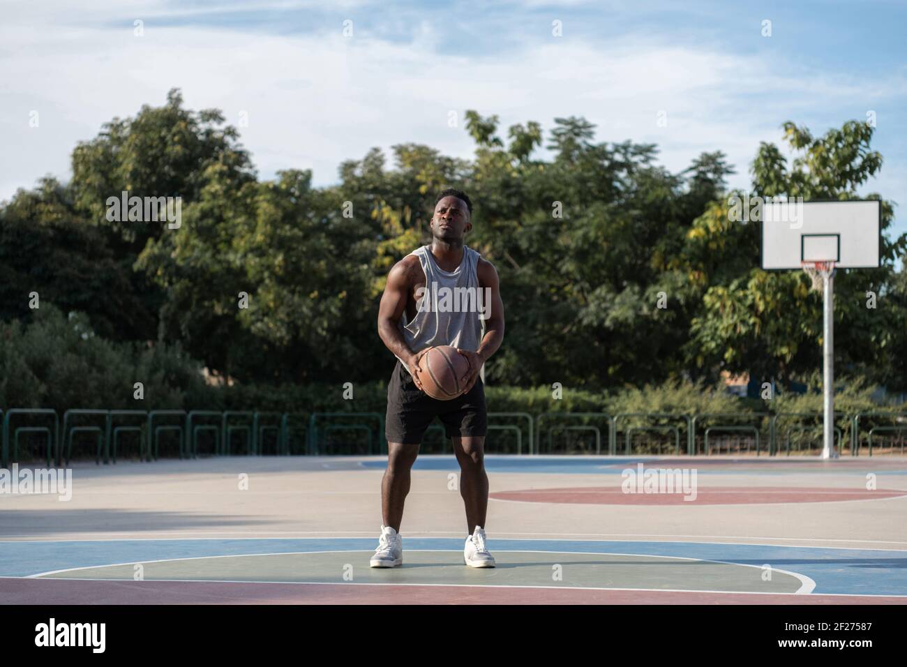 Jugador de baloncesto negro serio listo para realizar tiro Foto de stock