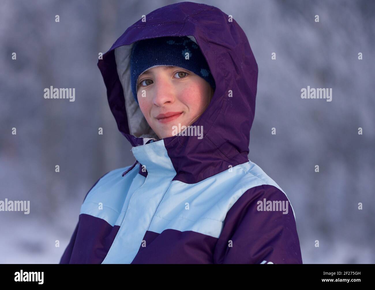 Retrato de niña en gorro y chaqueta de punto de lana al aire libre en invierno Foto de stock