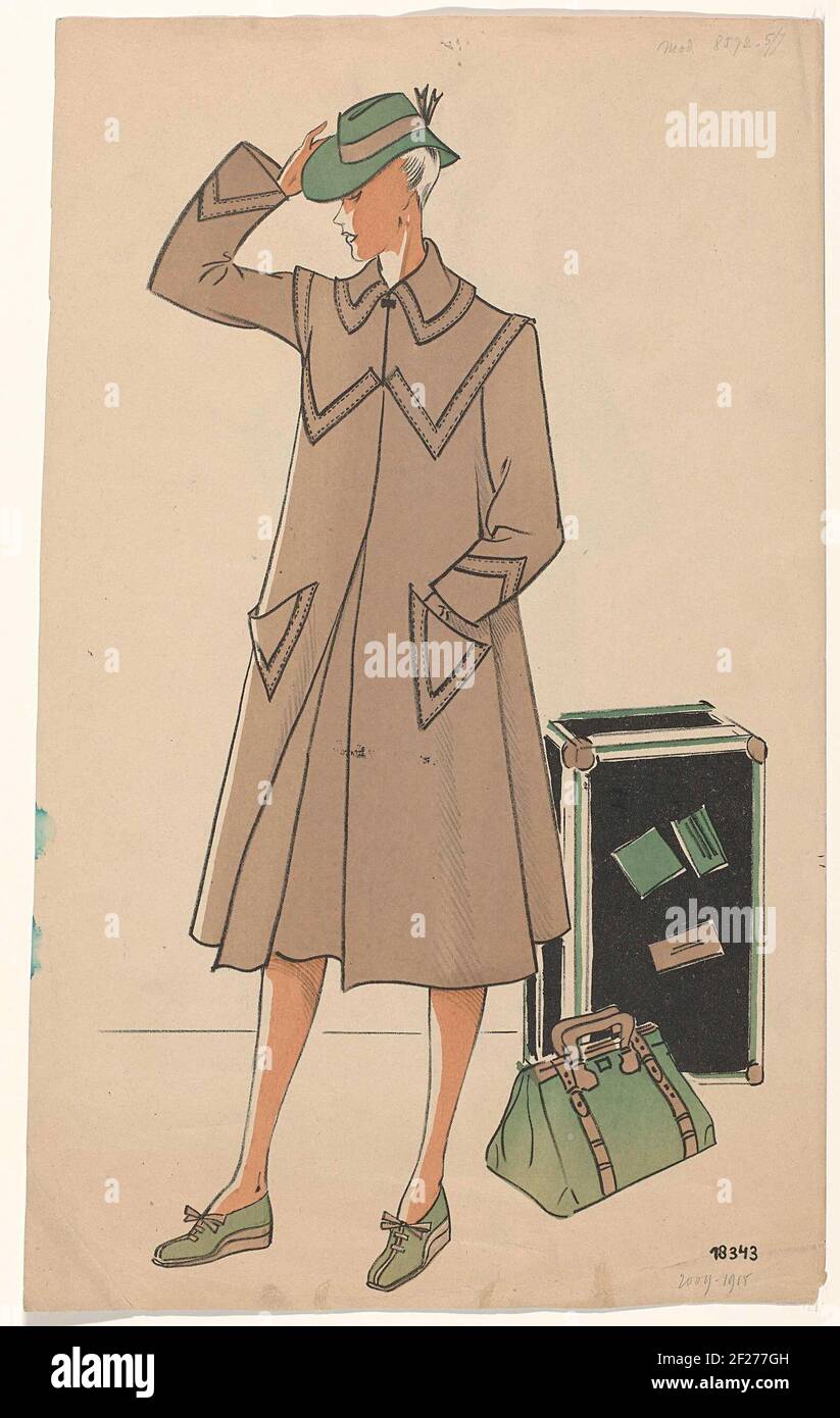 Vrouw in bruine mantel en groene ca. 1940.recto: Mujer en ropa de viaje, numerada 18343. una capa beige con pespuntes decorativos negros. Cuello plano, mangas largas y En la