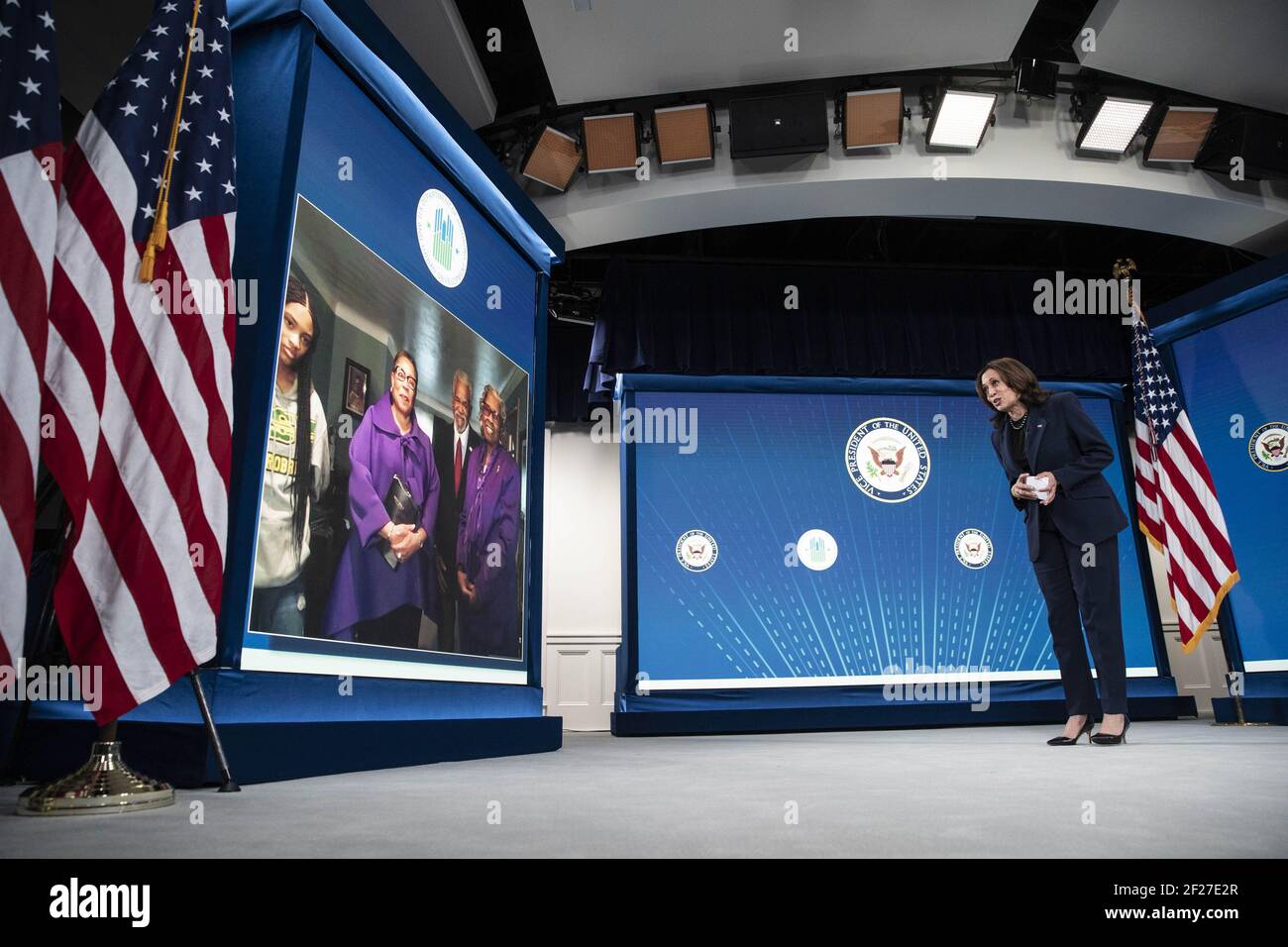 Washington, Estados Unidos. 10th de marzo de 2021. El Vicepresidente de los Estados Unidos, Kamala Harris, jura en Marcia Fudge, secretaria de Vivienda y Desarrollo Urbano de los Estados Unidos (HUD), durante una ceremonia virtual en Washington, DC, el miércoles 10 de marzo de 2021. Durante su audiencia de confirmación, Fudge habló sobre la ampliación de la asistencia para el alquiler, la creación de más oportunidades para la propiedad de viviendas y la detención de la crisis de desalojo pandémico. Foto de piscina por Sarah Silbiger/UPI crédito: UPI/Alamy Live News Foto de stock