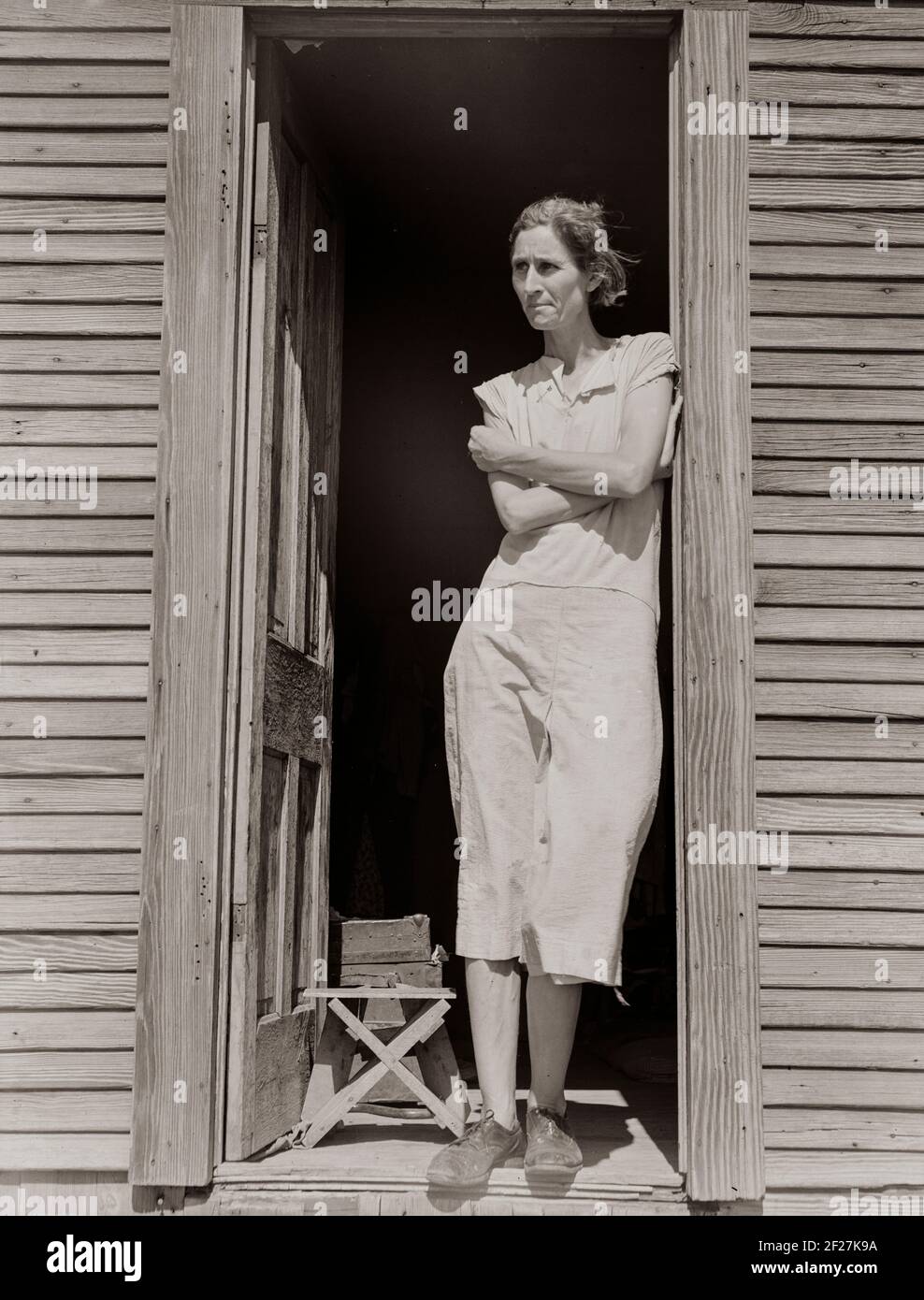Mujer de un trabajador migratorio con tres hijos (no en la foto). Cerca de Childress, Texas. Junio de 1938. Fotografía de Dorothea Lange Foto de stock