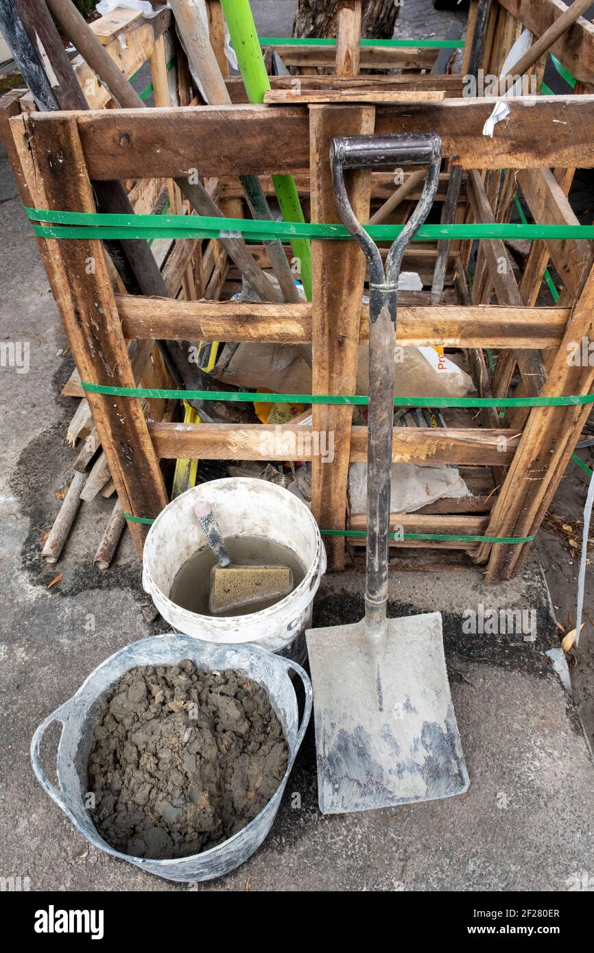 Herramientas de construcción albañilería mortero de cemento Fotografía de  stock - Alamy