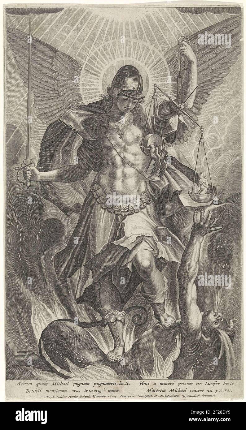 El Arcángel Miguel con espada y escamas en las manos. Pesa los pecados del  hombre con las escamas. Pisotea a un diablo Fotografía de stock - Alamy