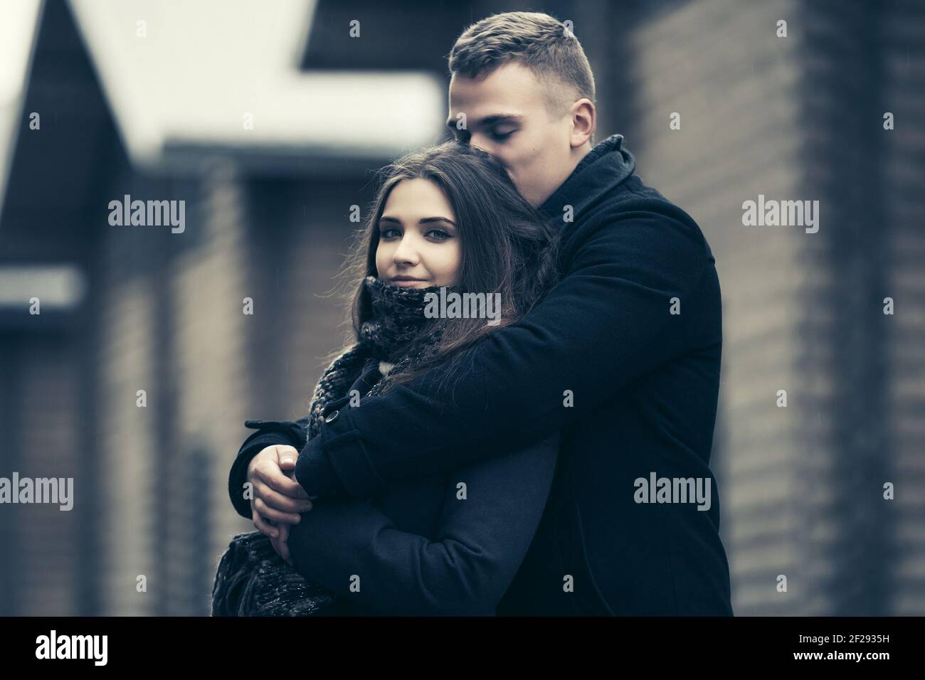 Moda joven feliz pareja en amor elegante exterior al hombre y a la mujer en  abrigos clásicos Fotografía de stock - Alamy