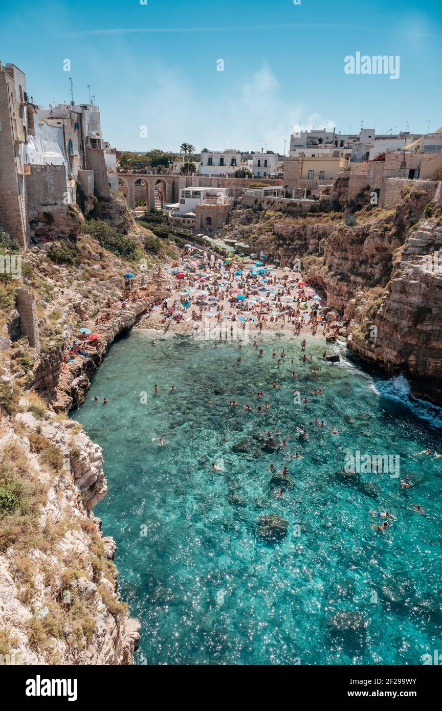 Famosa y concurrida Playa Lama Monachile en Polignano a Mare, Puglia Foto de stock