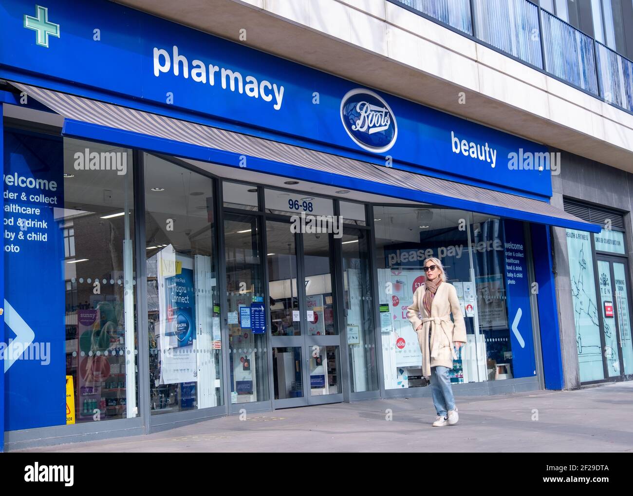 LONDRES- Boots Farmacia y tienda de belleza, un minorista de productos  farmacéuticos británicos Fotografía de stock - Alamy