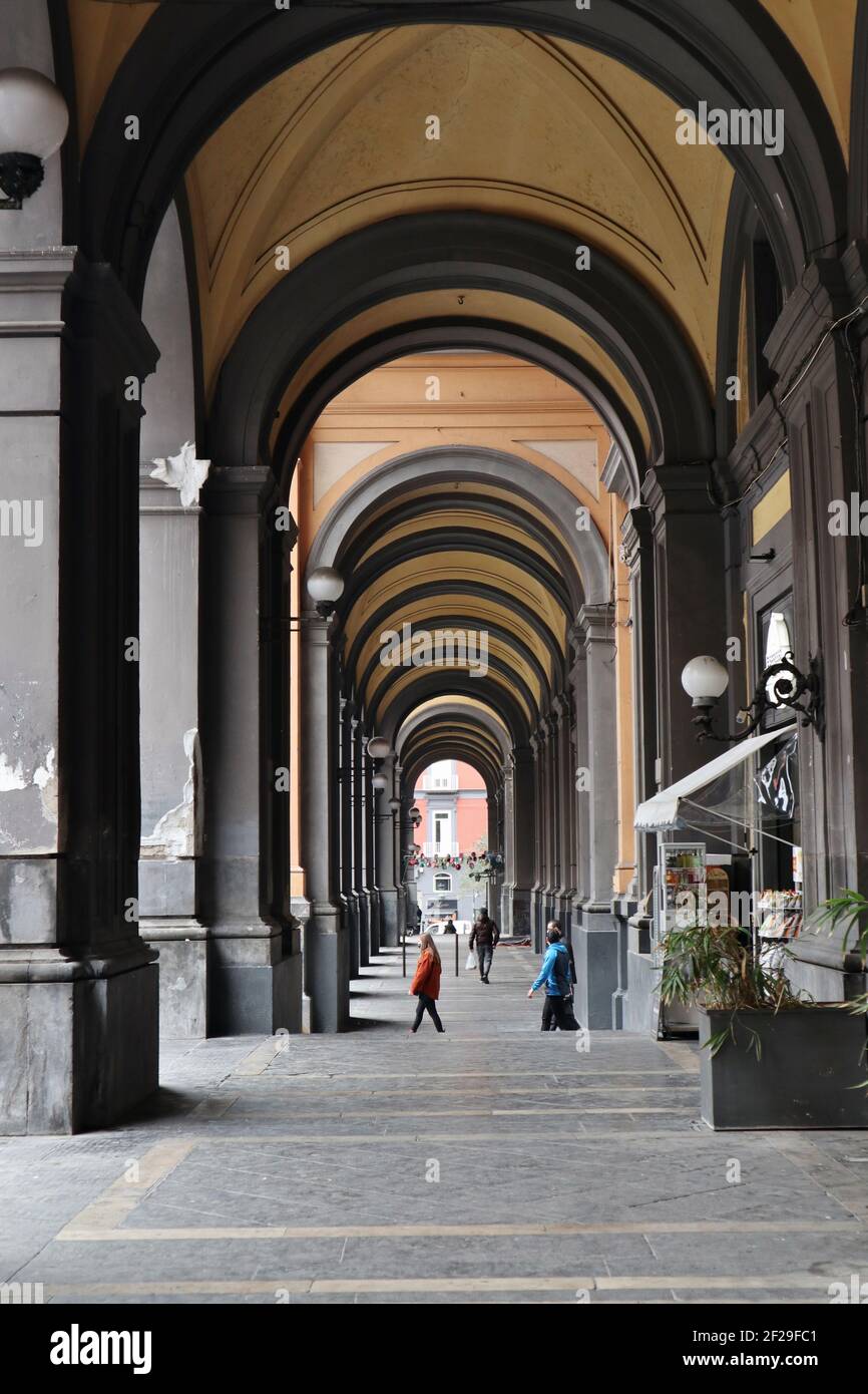 Napoli - Turisti nel portico della Galleria Principe di Napoli Foto de stock