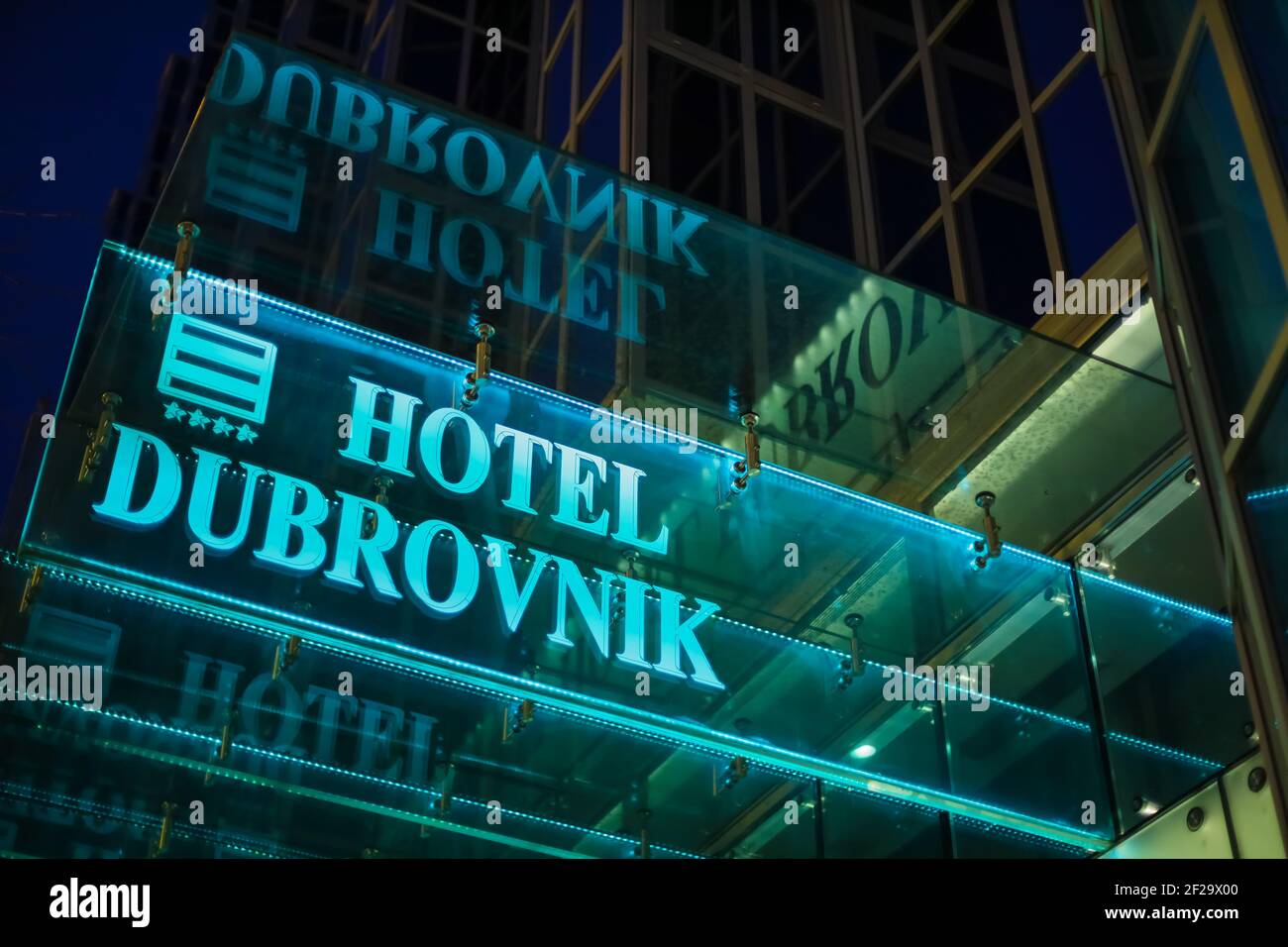 Señal iluminada Hotel Dubrovnik en la entrada del hotel en Zagreb. Foto de stock