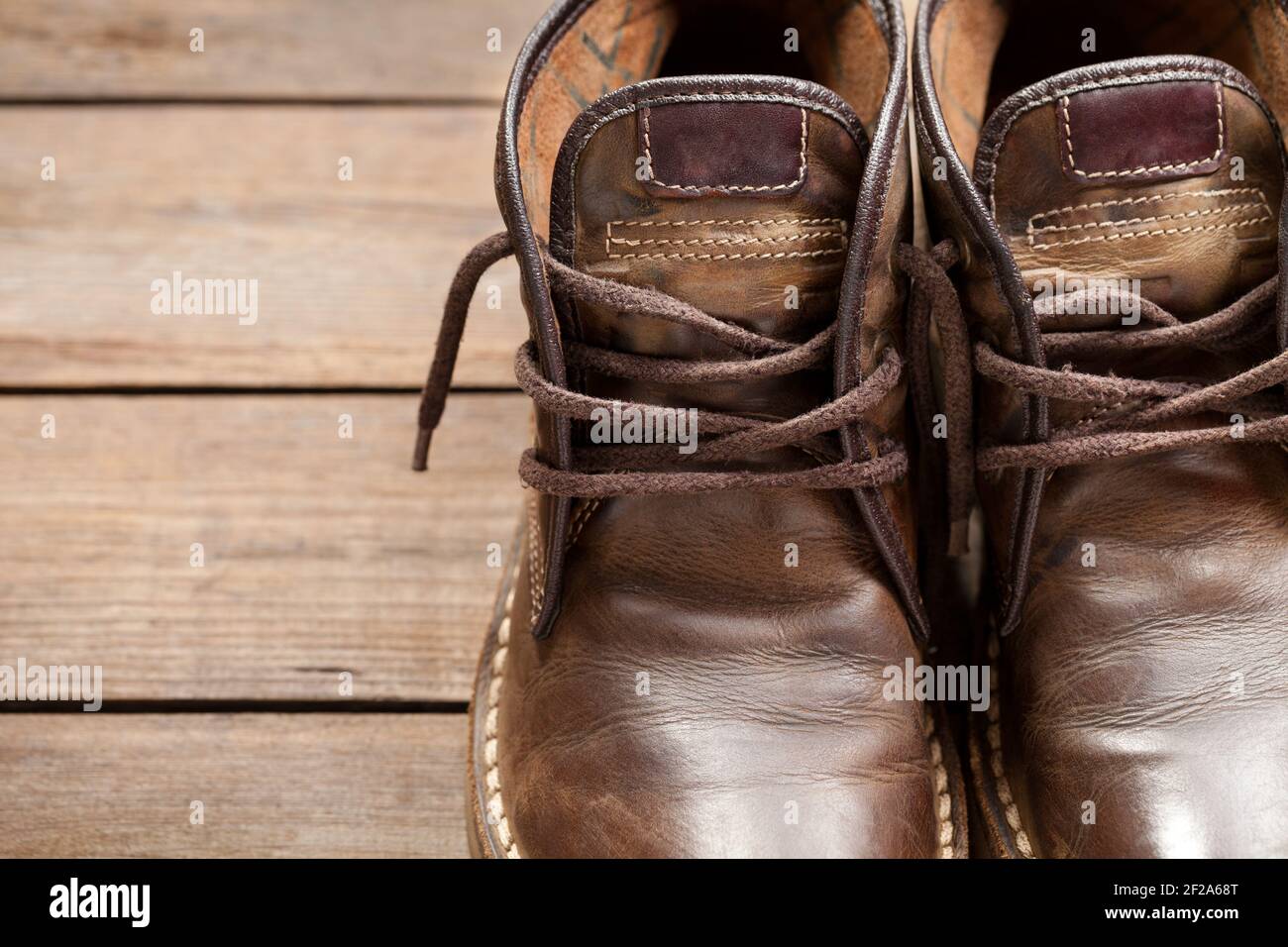 Zapatos viejos clásicos en pisos de madera. Este archivo se limpia y se  vuelve a archivar Fotografía de stock - Alamy