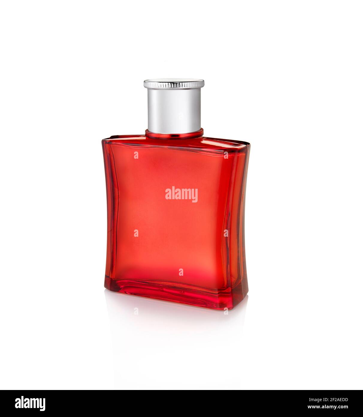 Botella de perfume de color rojo sobre fondo blanco con un suave reflejo. Foto de stock