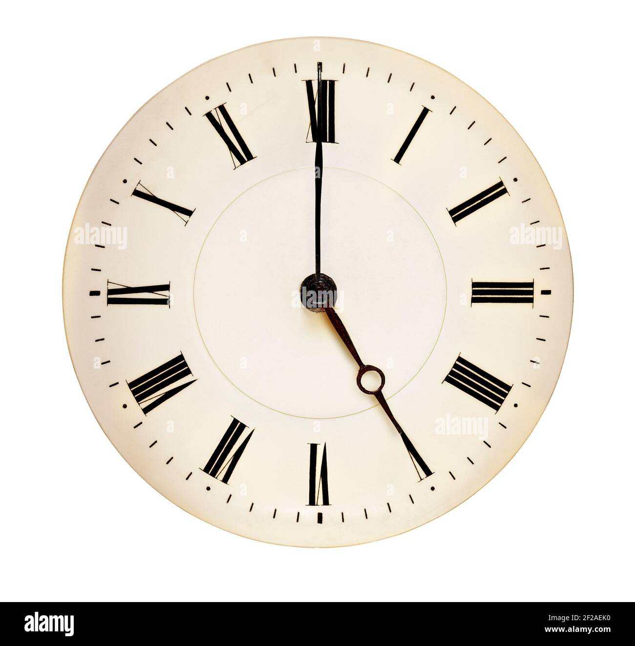 La cara del reloj antiguo que apunta a las cinco del reloj aislado contra el fondo blanco. Concepto de tiempo de té Foto de stock