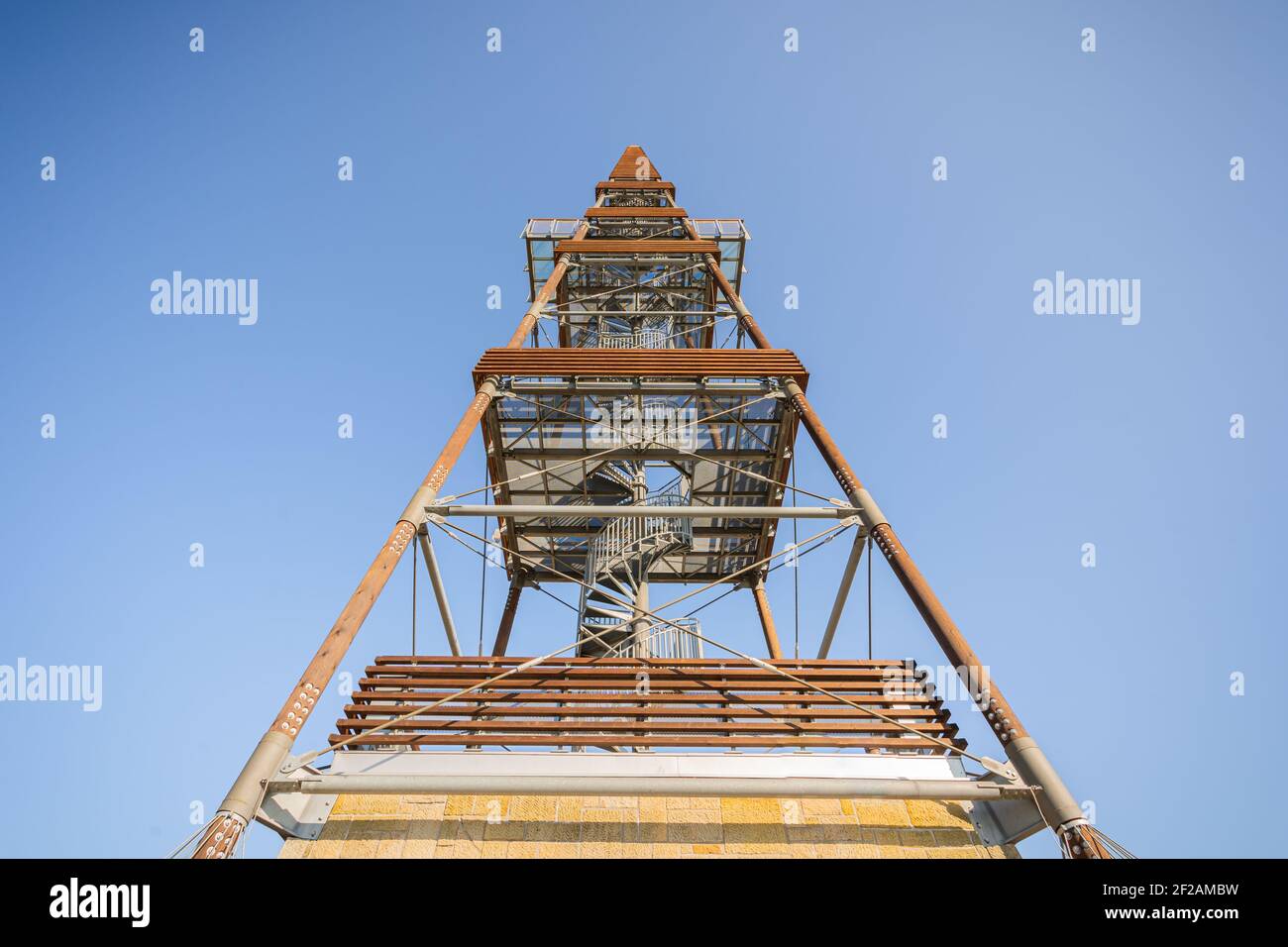 Torre de observación Cizovka es bastante nueva torre ner Cesky Raj - Paraíso Checo. Clima soleado con cielo despejado. Foto de stock