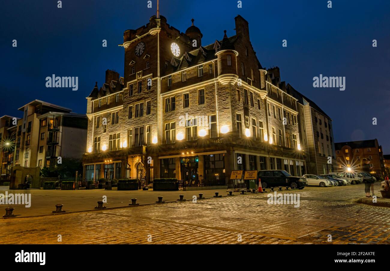Edificio histórico victoriano ahora Malmaison Hotel iluminado por la noche, Time Tower Place, Leith, Edimburgo, Escocia, REINO UNIDO Foto de stock