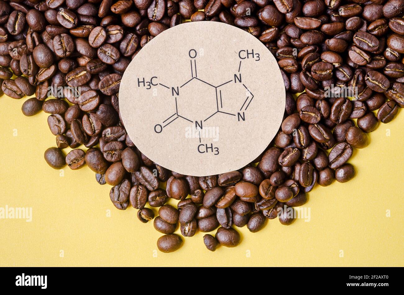 Fórmula química estructural de la molécula de cafeína con granos de