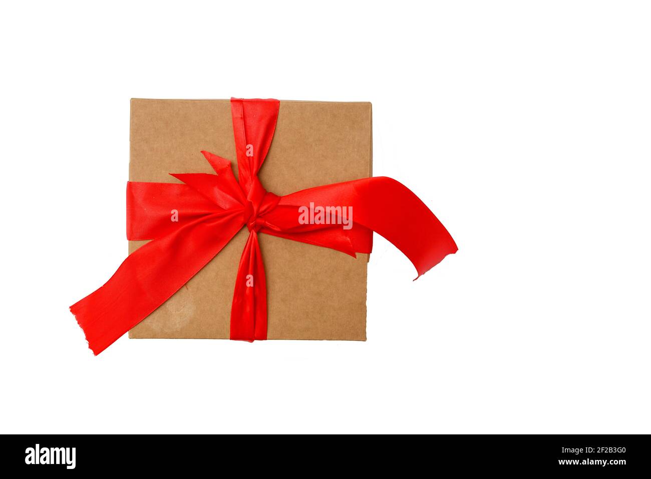 Caja de regalo de estilo vintage envuelta con lazo de cinta roja, aislada  sobre blanco Fotografía de stock - Alamy