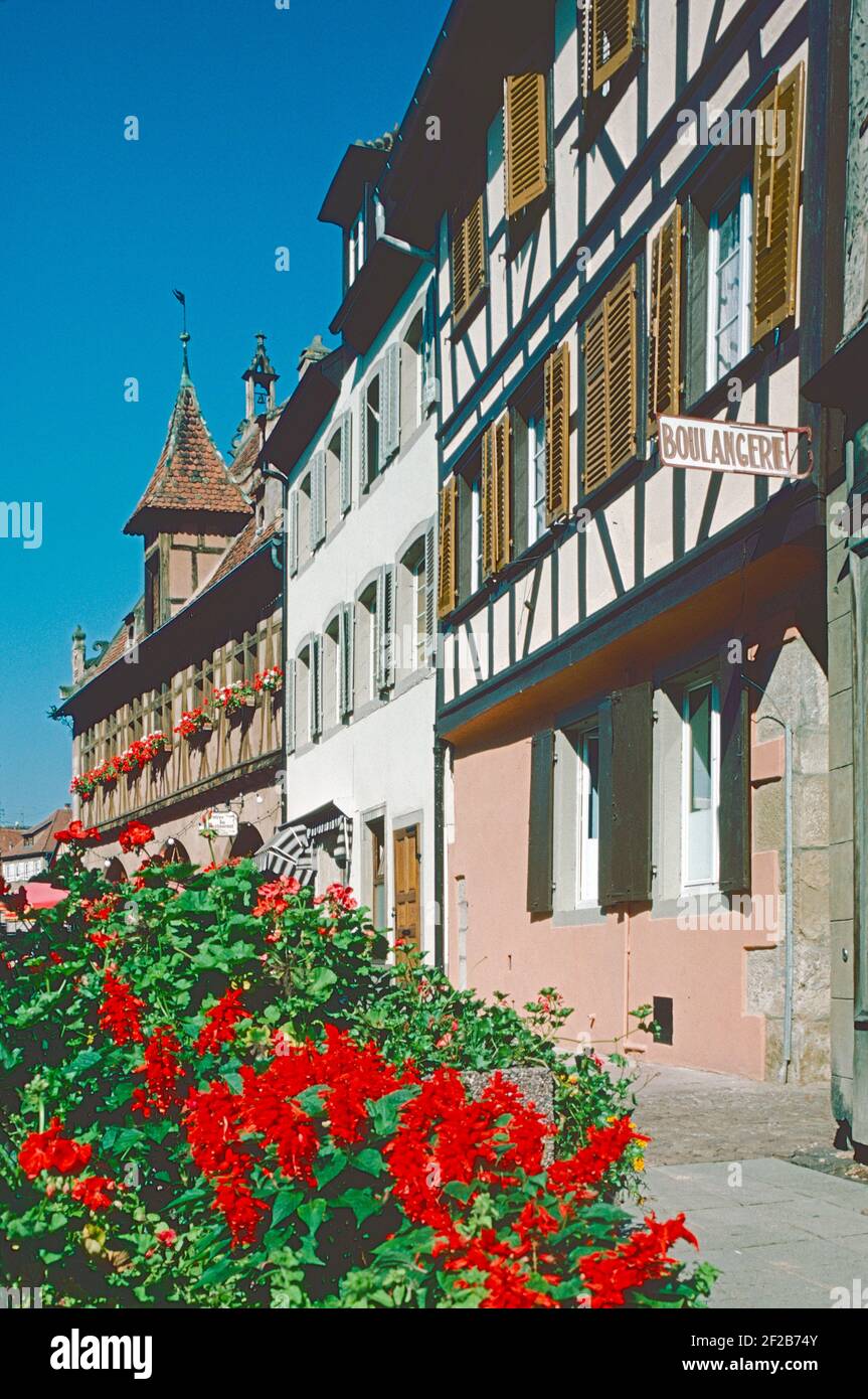 Obernai, Francia. Una ciudad pintoresca y muy visitada, con arquitectura típica de Alsacia. Foto de stock
