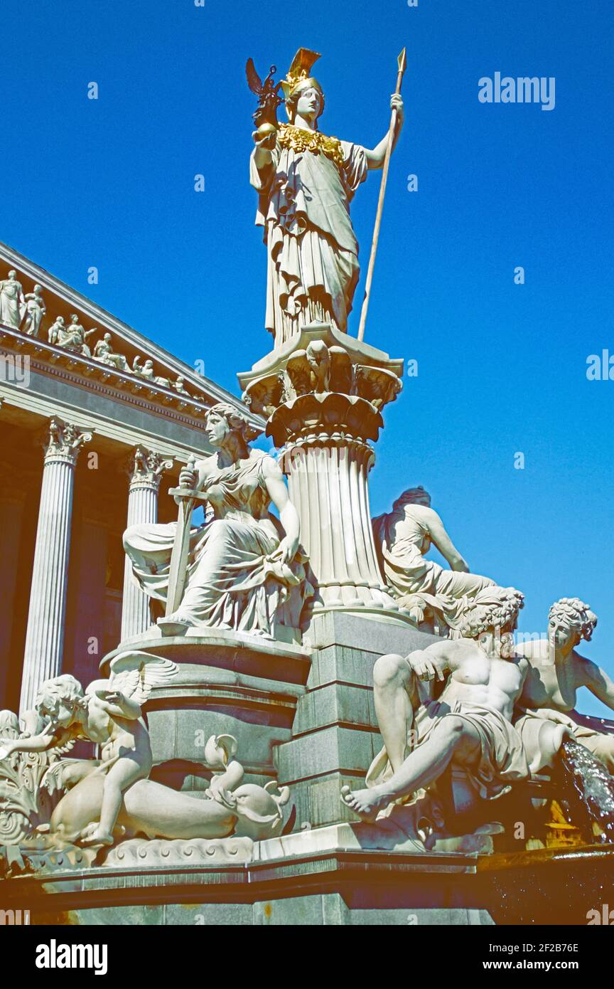 Viena, Austria. La fuente de mármol Pallas Athene fuera del edificio del Parlamento de Austria en la Ringstrasse. Terminado en 1902. Foto de stock
