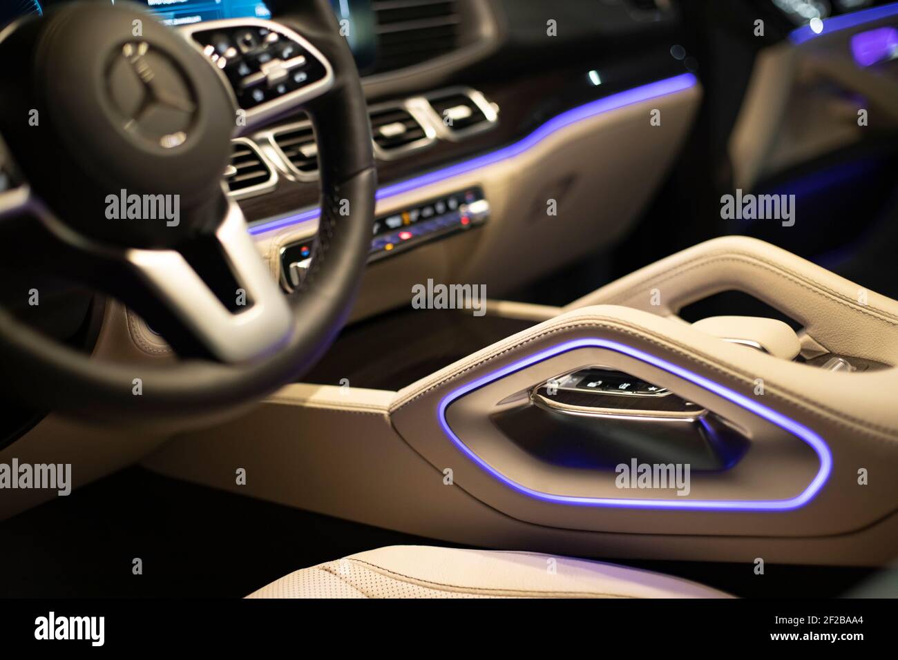 Luz ambiente interior del coche fotografías e imágenes de alta resolución -  Alamy