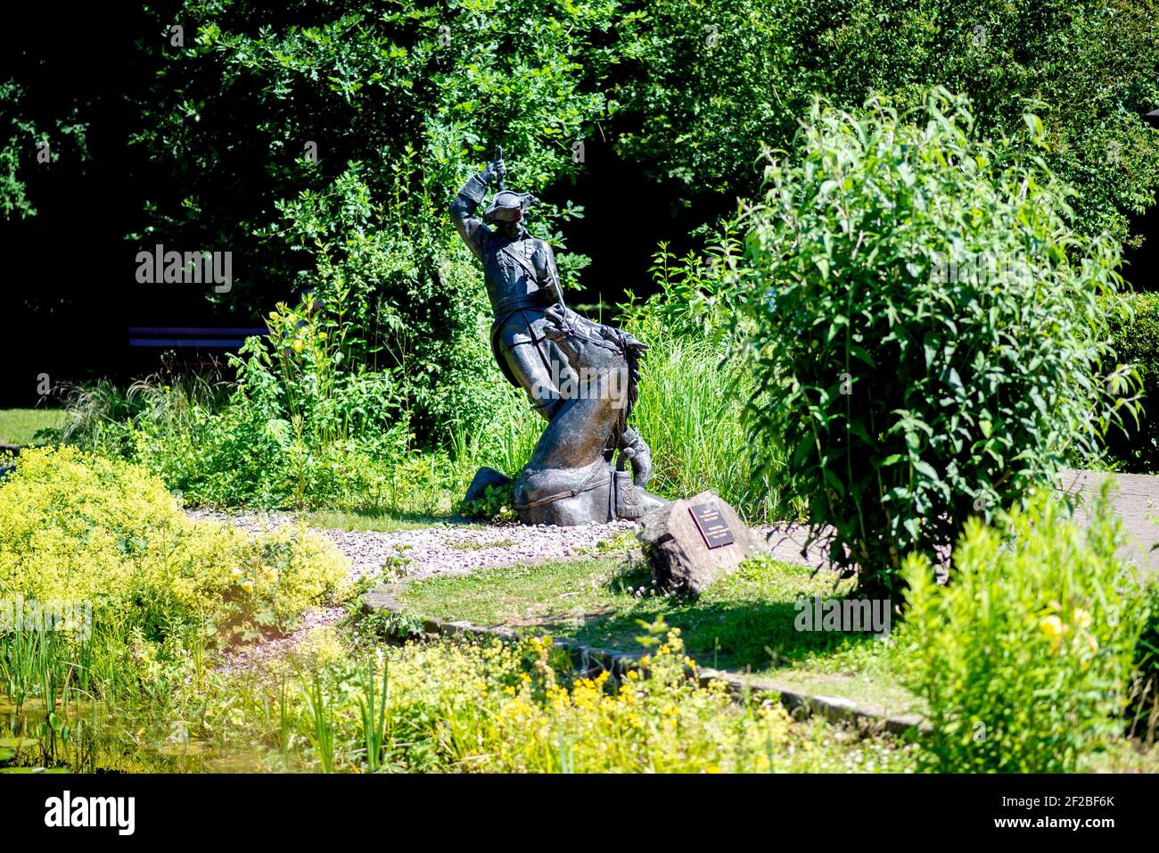 Bodenwerder, Alemania. 23rd de junio de 2020. Una escultura del barón Muenchhausen en un parque en Bodenwerder (Alemania), 23 de junio de 2020. Crédito: dpa/Alamy Live News Foto de stock