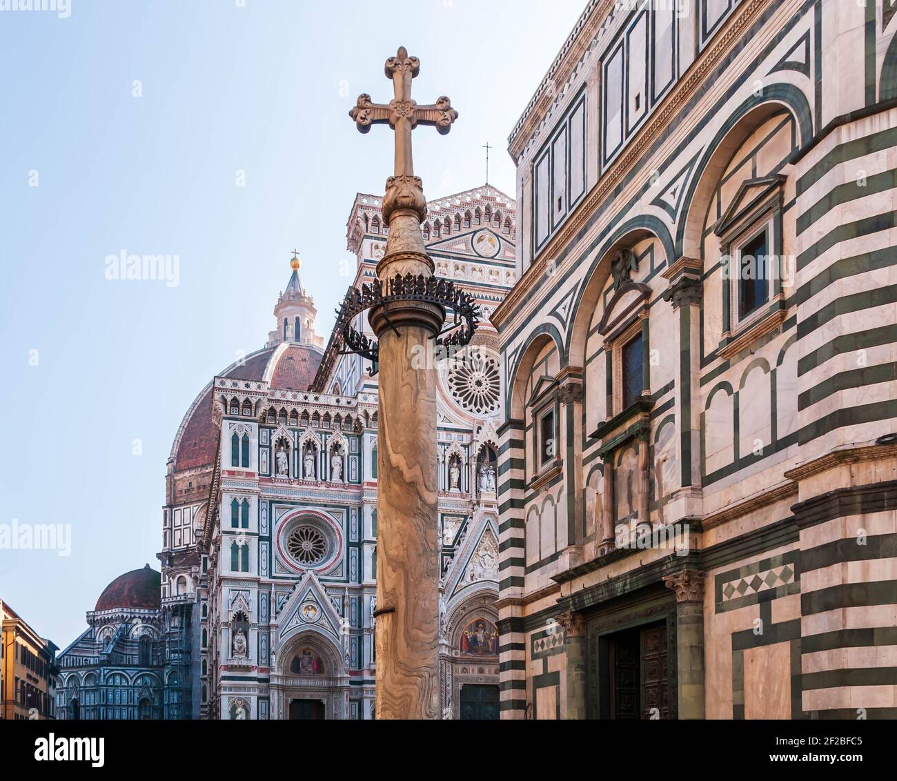 Calvario Piazza del Duomo frente a la catedral de Florencia en Toscana, Italia Foto de stock
