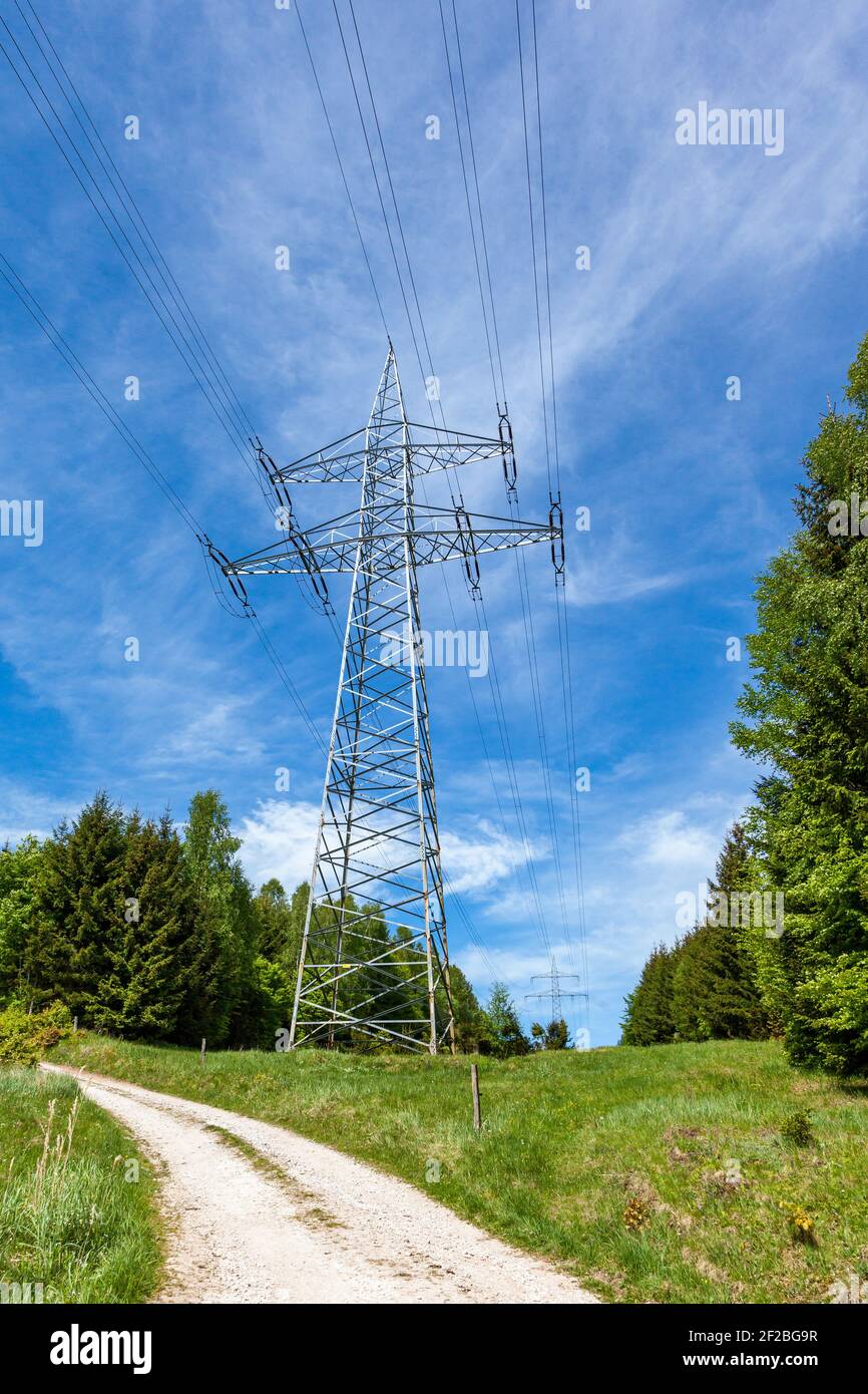 Energieübertragung Hochspannungsmast Trasse Foto de stock