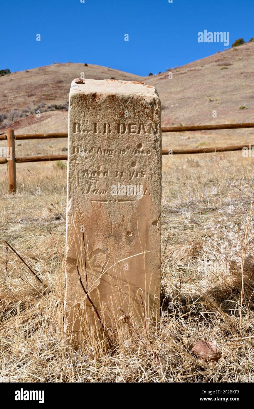 Senderismo al Cementerio Histórico en Golden, CO en Desert Grassy, últimos senderos de invierno en el Mathews/Winters Park en la zona de Red Rocks de Golden, Colorado Foto de stock