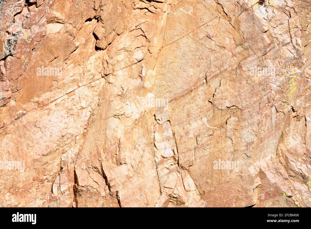 Roca de granito y piedra de fondo abstracto con múltiples colores y venas. Foto de stock