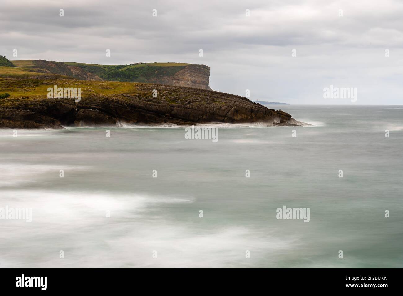 Vista de larga exposición de la costa rocosa en Ajo, Cantabria Foto de stock