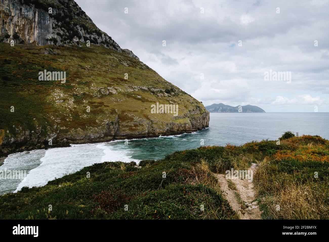 Vista panorámica del promontorio rocoso en la costa. Playa Sonabia en Cantabria, España Foto de stock