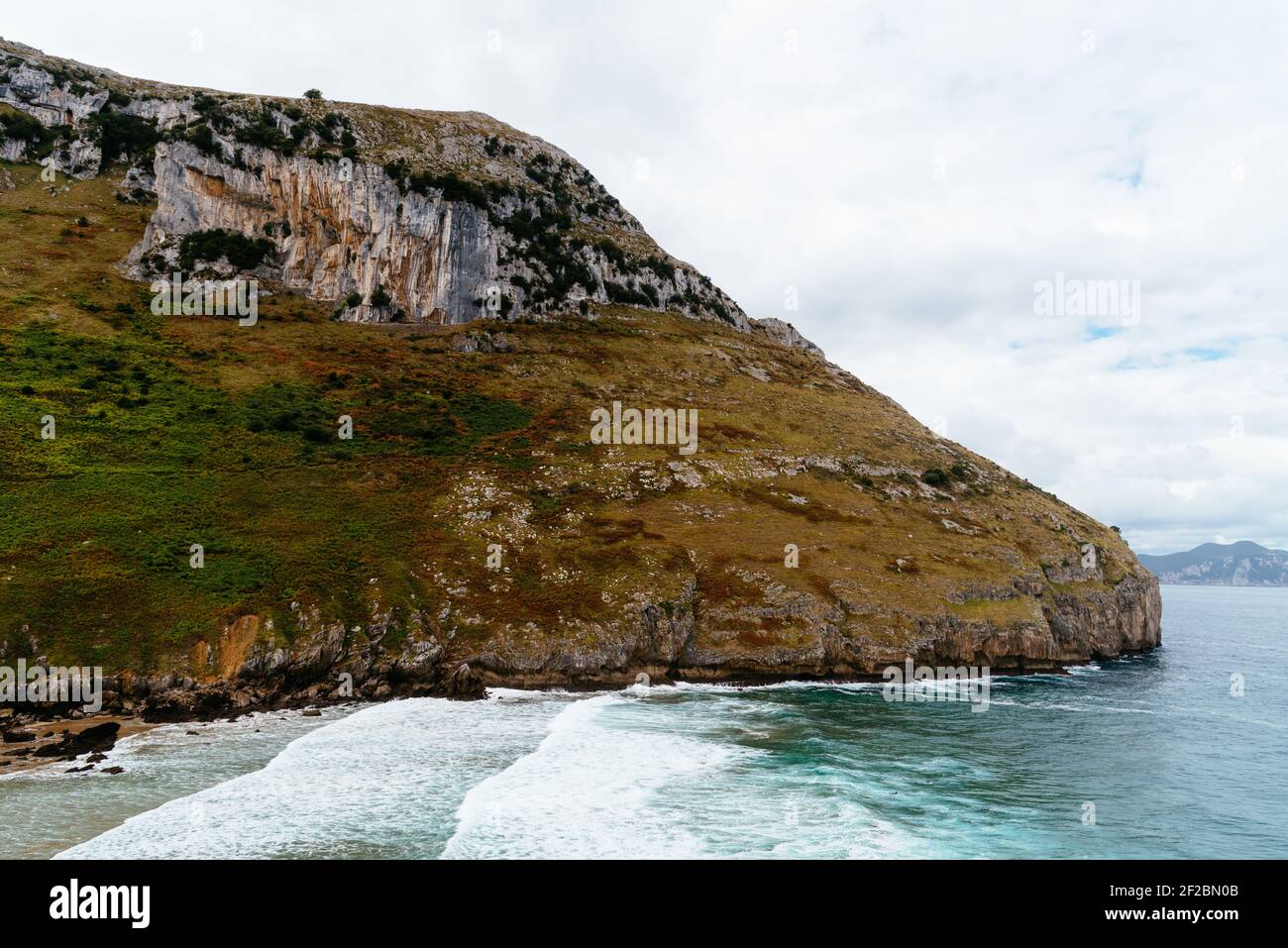 Vista panorámica del promontorio rocoso en la costa. Playa Sonabia en Cantabria, España Foto de stock