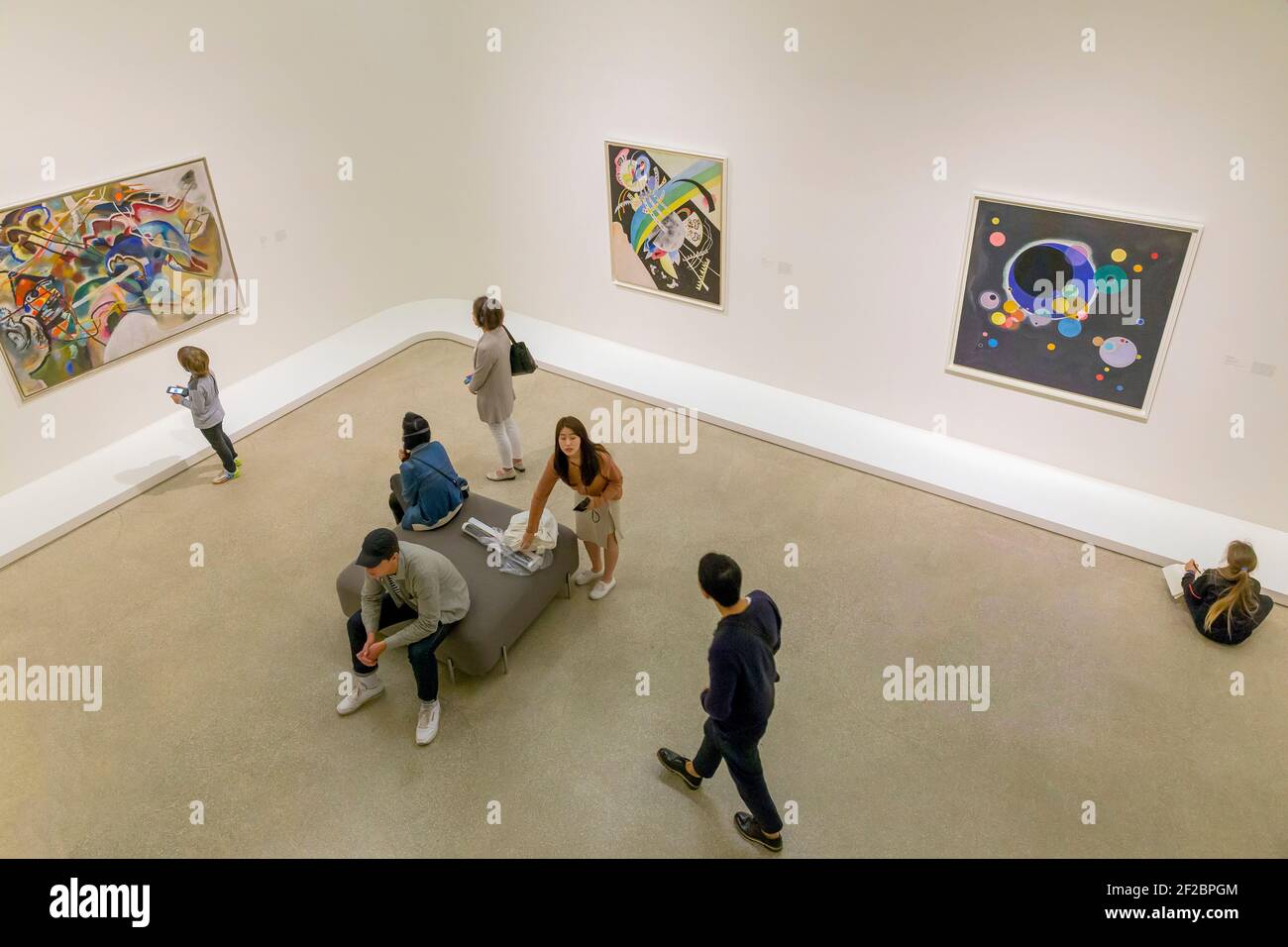 Los visitantes y turistas en la galería, Solomon R. Guggenheim Museum, Manhattan, Ciudad de Nueva York, EE.UU., América del Norte Foto de stock