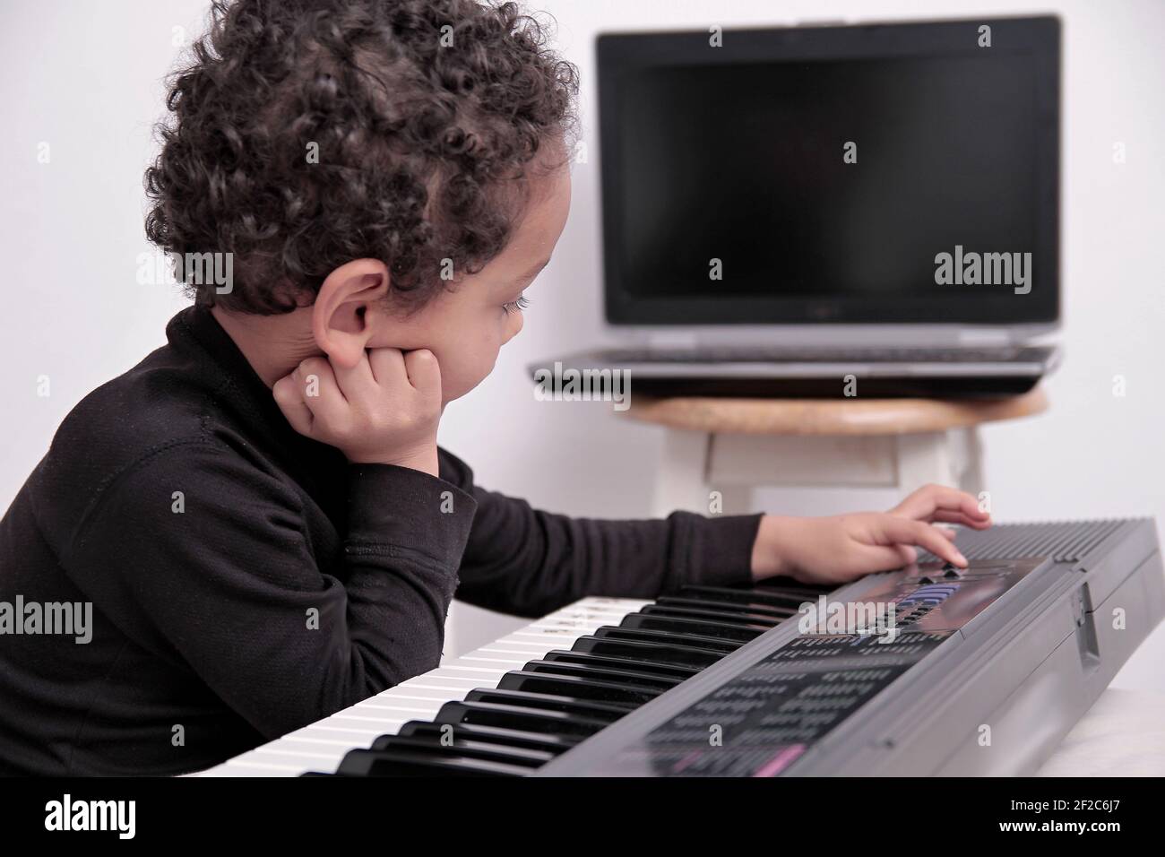 niño tocando el teclado de con pc sobre fondo blanco foto de stock Fotografía de stock - Alamy