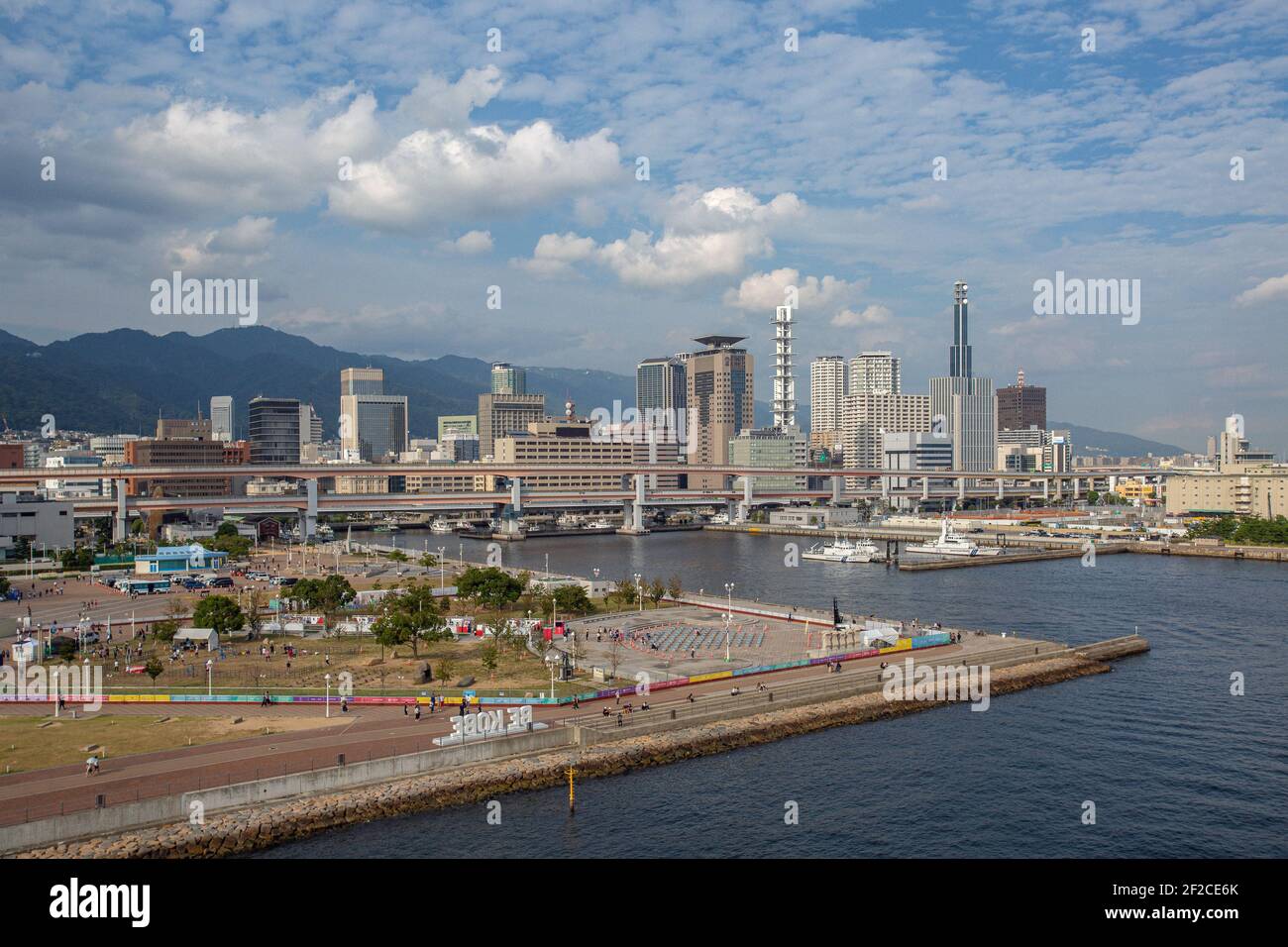 Kobe, Japón horizonte del puerto durante el día Foto de stock