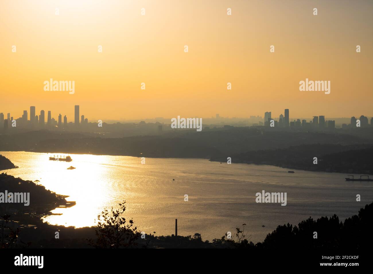 Paisaje urbano de Estambul y Bosphorus de Beykoz al atardecer. El Estrecho de Estambul y el sol. Centro de Estambul. Rascacielos en Estambul. Beykoz Karlitepe. Foto de stock