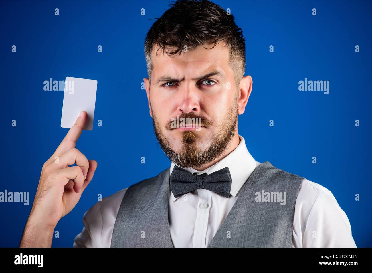 Qué tarjeta de crédito bancaria es fácil de obtener. Hombre barba hipster  mantener plástico sin texto tarjeta fondo azul. Tome esta tarjeta. Hacer  compras fáciles. Concepto bancario y crediticio. Tarjeta bancaria de