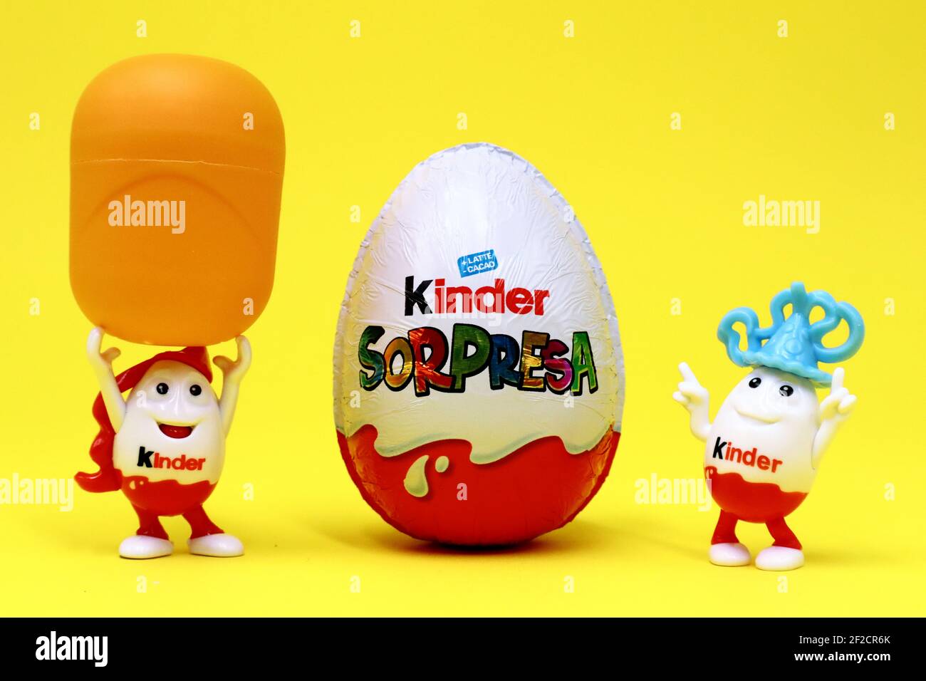 Kinder sorpresa huevo de chocolate. Kinder Surprise es una Marca de  productos fabricados en Italia por Ferrero Fotografía de stock - Alamy