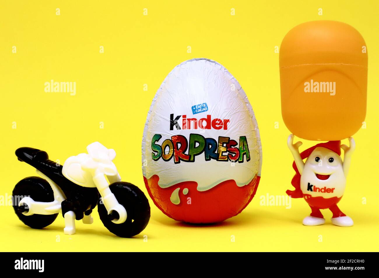 Kinder sorpresa huevo de chocolate. Kinder Surprise es una Marca de  productos fabricados en Italia por Ferrero Fotografía de stock - Alamy