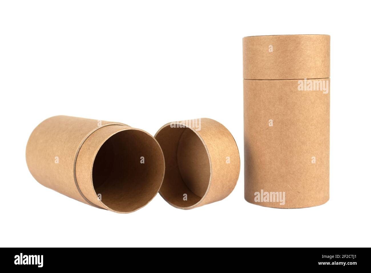 Tubos de papel abiertos cerrados, contenedores de cartón con tapas de papel para envases cosméticos aislados sobre fondo blanco, Enfoque selectivo Fotografía de - Alamy