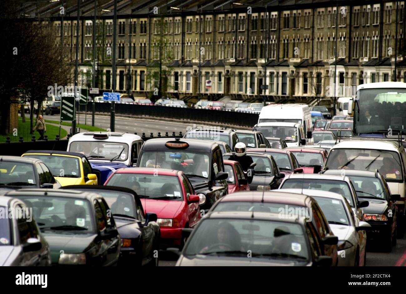 Caos de tráfico en la carretera Cromwell, abril de 2001 Foto de stock