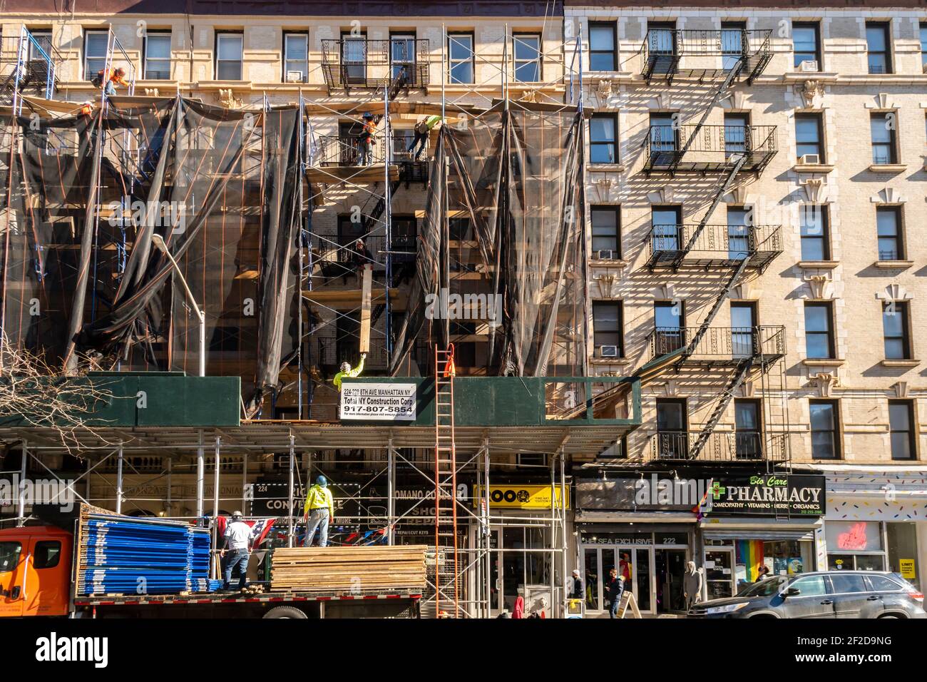 Trabajadores deconstruyen andamios en el barrio Chelsea de Nueva York el miércoles, 24 de febrero de 2021. (© Richard B. Levine) Foto de stock