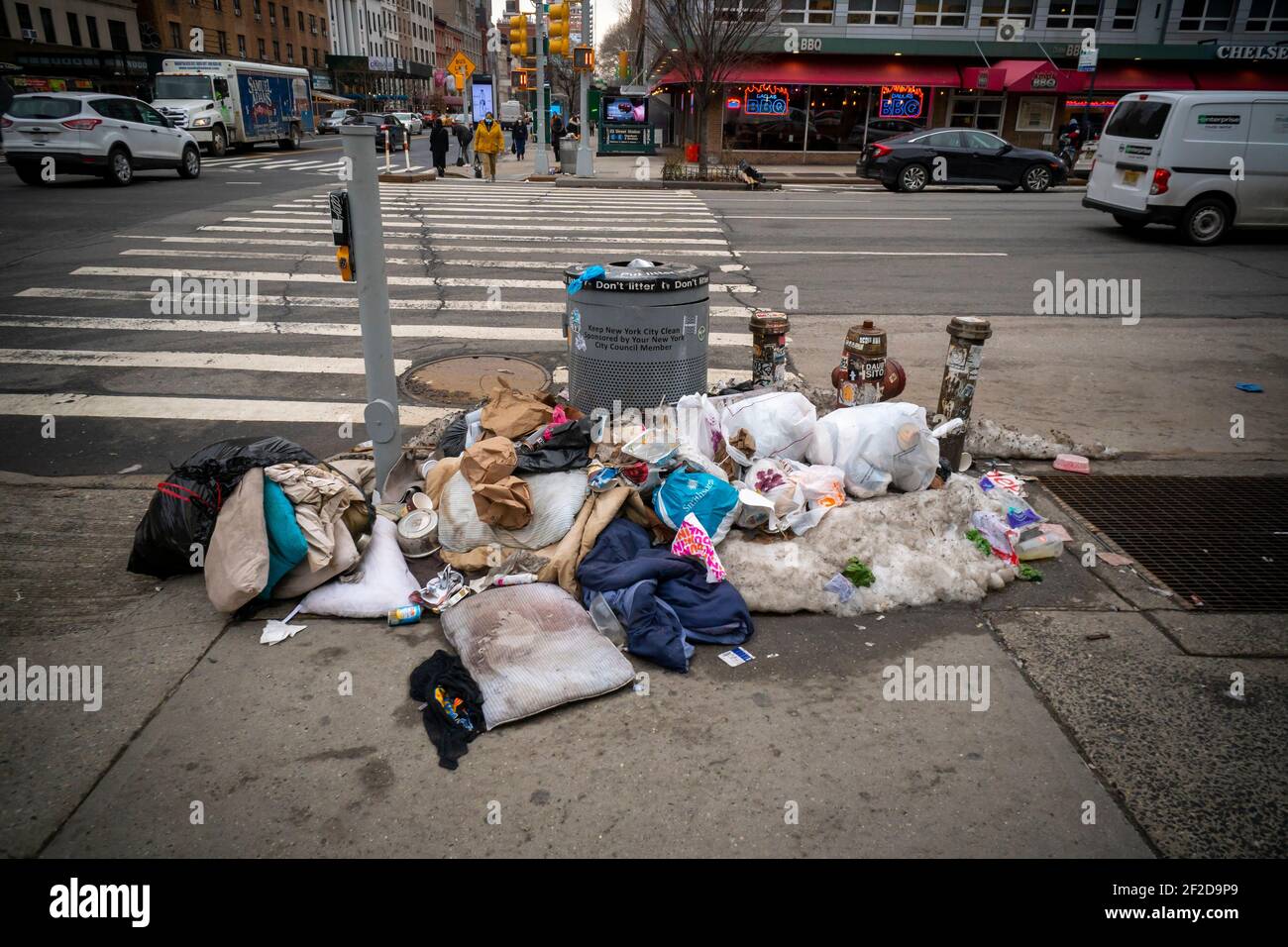Una buena selección de basura de un vertino en la calle desbordante en Nueva York el martes, 23 de febrero de 2021. (© Richard B. Levine) Foto de stock